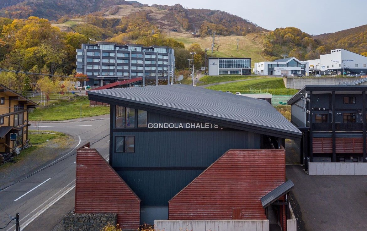 八人成行入住滑雪度假屋Gondola Chalets